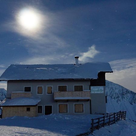 Enzianhuette Berggasthaus San Leonardo in Passiria Kültér fotó