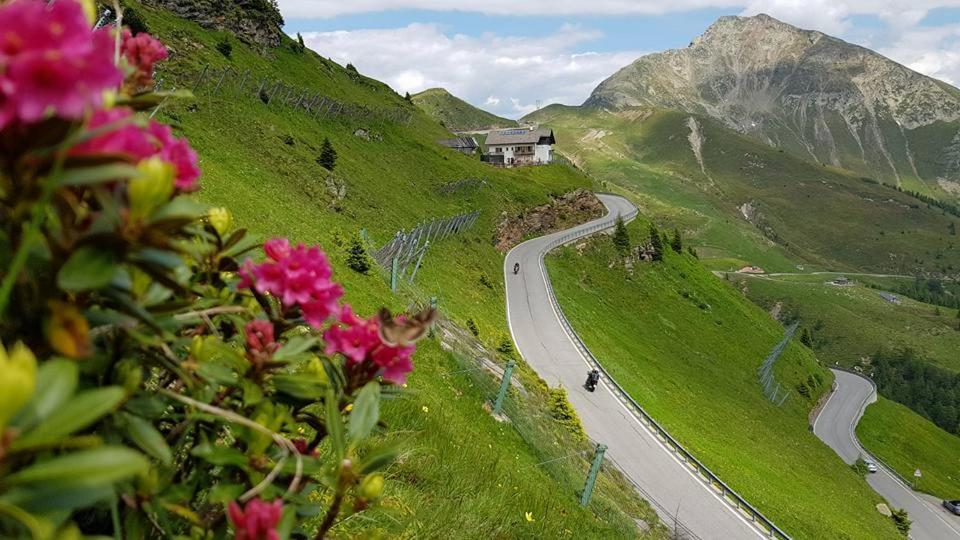 Enzianhuette Berggasthaus San Leonardo in Passiria Kültér fotó