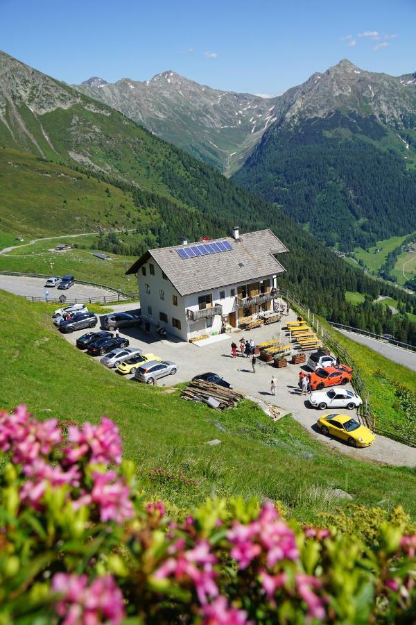Enzianhuette Berggasthaus San Leonardo in Passiria Kültér fotó