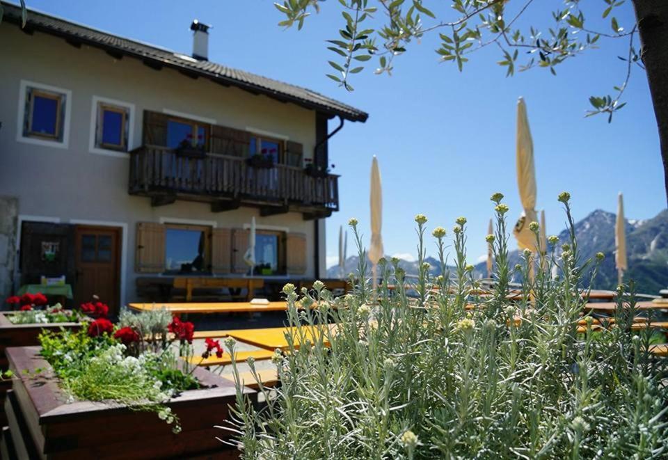 Enzianhuette Berggasthaus San Leonardo in Passiria Kültér fotó